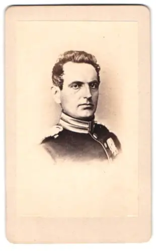 Fotografie unbekannter Fotograf und Ort, Sanitätsrat Dr. med Wilms in Garde-Uniform mit Ordensspange