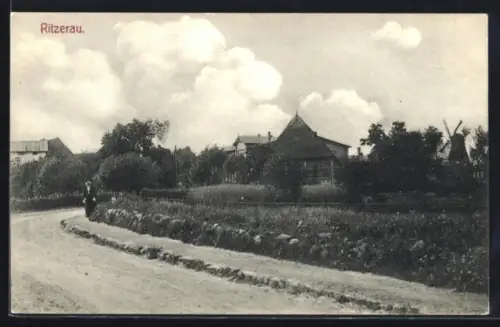 AK Ritzerau, Strassenpartie mit Frau