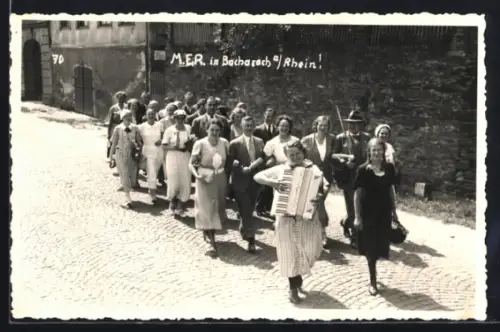 AK Bacharach a. Rhein, Weinprobe 1934, Gruppenbild mit Akkordeonspielerin