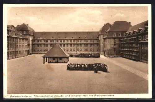 AK Kaiserslautern, Kaserne, Mannschaftsgebäude und innerer Hof mit Patronenhaus