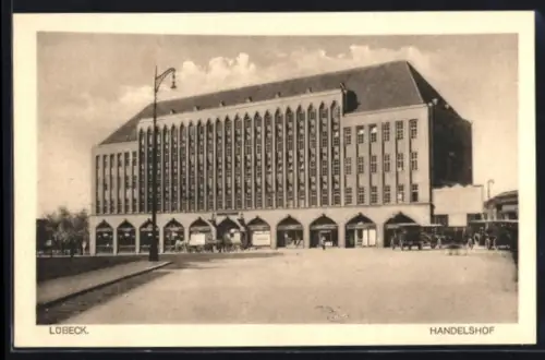 AK Lübeck, Handelshof mit Vorplatz, Panorama