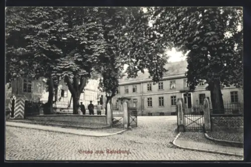 AK Ratzeburg, Kasernengebäude mit Wachhaus und Toranlage