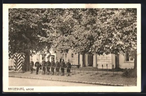 AK Ratzeburg, Wache, Soldaten u. Wachhäuschen vor Gebäude