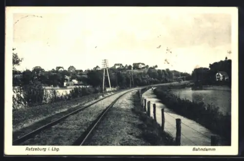 AK Ratzeburg i. Lbg., Bahndamm mit Häuserpanorama