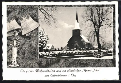 AK Siebenbäumen i. Lbg, Kirche im Winter, Glöckchen u. Kerze am Tannenbaum, Weihnachts- u. Neujahrsgruss