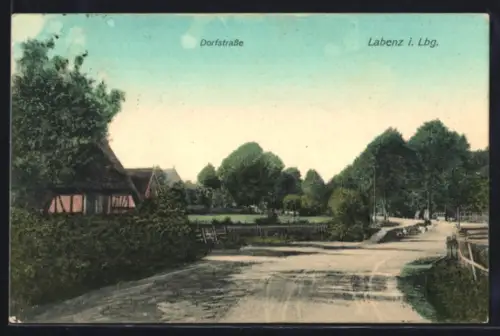 AK Labenz i. Lbg., Dorfstrasse mit Reetdachhäusern