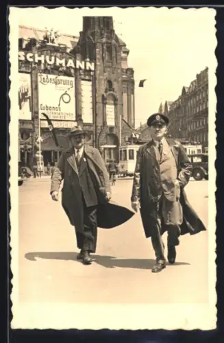 Foto-AK Frankfurt am Main, Strassenszene am Zirkus Schumann, Fassadenwerbung Todesprung