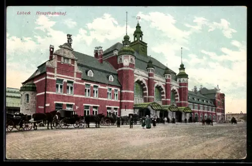 AK Lübeck, wartende Kutschen und Leute vor dem Hauptbahnhof