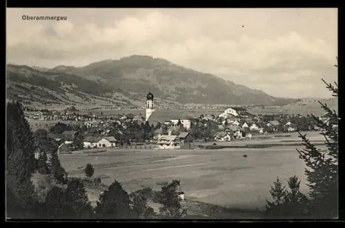 AK Oberammergau, Ortsansicht mit Kirche und Bergen