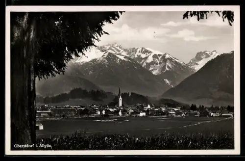AK Oberstdorf i. Allgäu, Ortsansicht mit Kirche und Alpenpanorama
