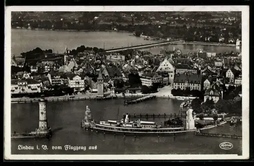 AK Lindau i. B., Hafen, Leuchtturm vom Flugzeug aus
