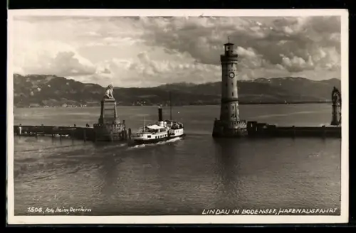 AK Lindau im Bodensee, Hafenausfahrt mit Leuchtturm