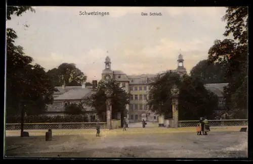 AK Schwetzingen, Schloss mit Strassenpartie