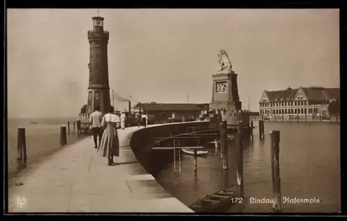 AK Lindau, Hafenmole, Blick zum Leuchtturm und zur Löwenstatue