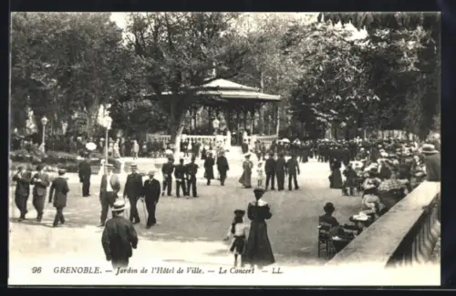 AK Grenoble, Au Jardin de l`Hôtel de Ville