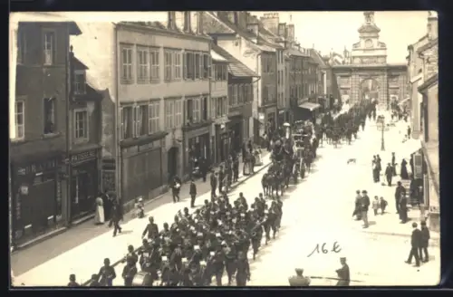 Foto-AK Pontarlier, Défilé d`Artillerie