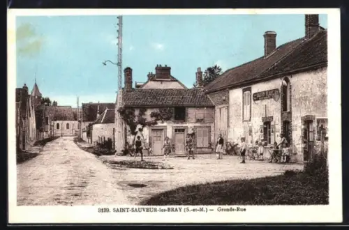 AK Saint-Sauveur-les-Bray /S.-et-M., Grande-Rue animée avec habitants et bâtiments historiques
