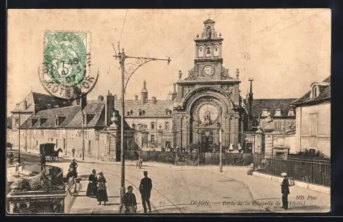 AK Dijon, Porte de la Chapelle de l`Hôpital, Promeneurs dans la rue