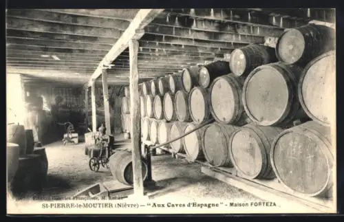 AK St-Pierre-le-Moutier, Aux Caves d`Espagne, Maison Forteza, intérieur avec barriques empilées