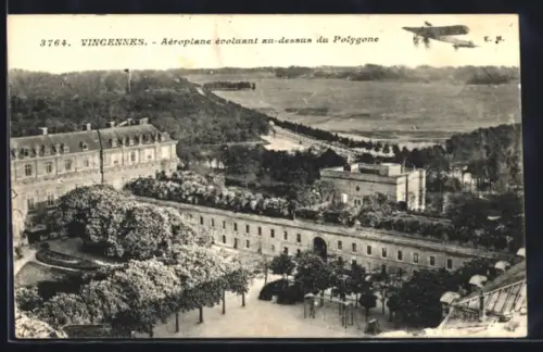 AK Vincennes, Aéroplane évoluant au-dessus du Polygone