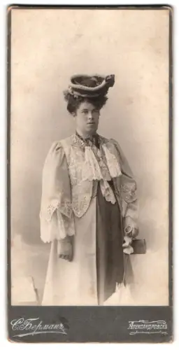 Fotografie unbekannter Fotograf und Ort, Elegante Dame mit opulentem Hut 1906