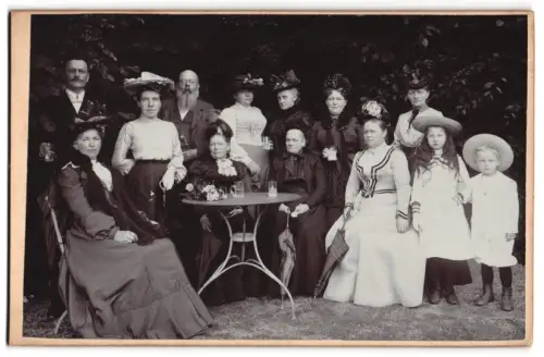 Fotografie Knauff, Fulda, Gruppenfoto mit Claus Neuber, Frl. Mühlenbruch, Lotte Mohr, Fr. Nasse