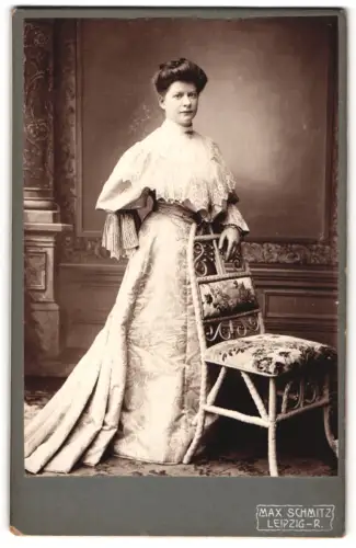 Fotografie Max Schmitz, Leipzig, Kronprinzstr. 19, Emma Hauke im Porträt mit Stuhl