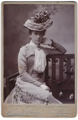 Fotografie Richard Brown, Liverpool, Bold St 35, M. Puan mit Hut auf einer Bank