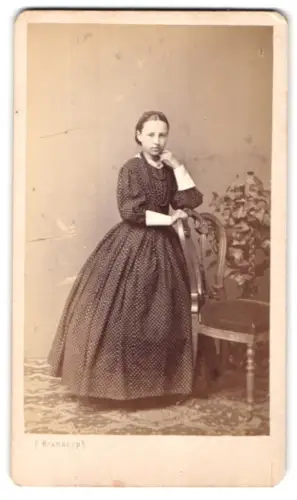 Fotografie E. Brandseph, Stuttgart, Marie Hofstetter im vornehmen Kleid