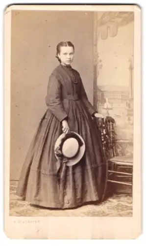 Fotografie F. Brandseph, Stuttgart, Beate Hofstetter mit Hut