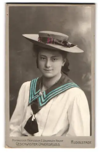 Fotografie Geschwister Unverdruss, Rudolstadt, Georgenstrasse 14, Frau Liebmann im Porträt 1907, handkoloriert