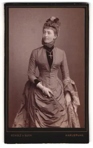 Fotografie Schulz & Suck, Karlsruhe, Kaiserstr. 223, Frau Hagenbeck in elegantem Kleid