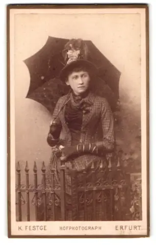 Fotografie K. Festge, Erfurt, Anger 51, Lina Schaaf, geb. Schulze, mit Schirm und Hut