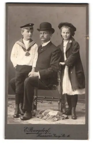 Fotografie E. Burgdorf, Hannover, Georgstr. 16, Vater mit seinen Kindern Irmgard und Gustav Braudes