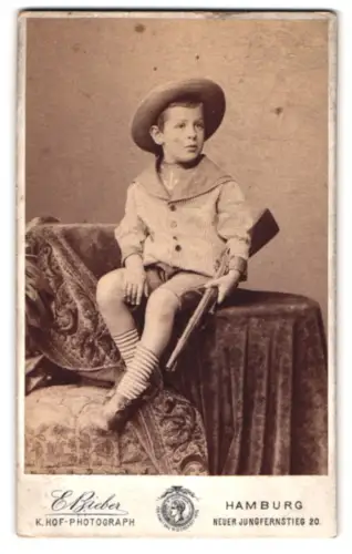 Fotografie E. Bieber, Hamburg, Neuer Jungfernstieg 20, Robert Liebermann im Matrosenanzug mit Spielzeuggewehr