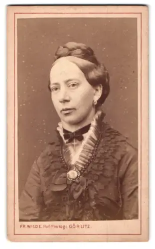 Fotografie Fr. Wilde, Görlitz, Schützenweg 1, Selma Hunze mit aufwendiger Frisur