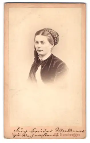 Fotografie Ptr. Moosbrugger, Meran, Porträt einer jungen Frau mit geflochtenem Haar