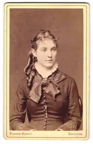 Fotografie Norden & Heinze, Hannover, Meta Eye, geb. Runge, mit eleganter Frisur 1875