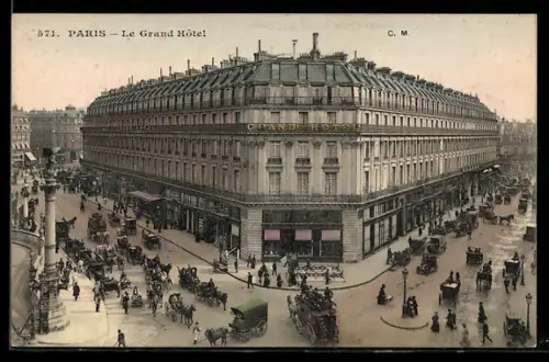 AK Paris, Le Grand Hôtel et animation de rue avec calèches