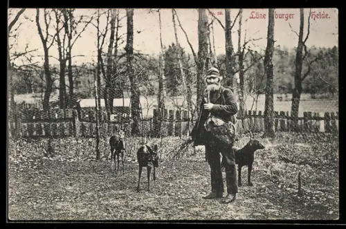 AK Lüneburger Heide, Förster mit Rehkitzen und Hund in einem Freigehege