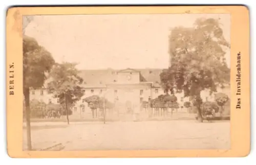 Fotografie unbekannter Fotograf, Ansicht Berlin, Das Invalidenhaus