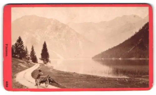 Fotografie Würthle & Spinnhirn, Salzburg, Schwarzstrasse 3, Ansicht Plansee, Zwei Männer am Seeufer mit Bergpanorama