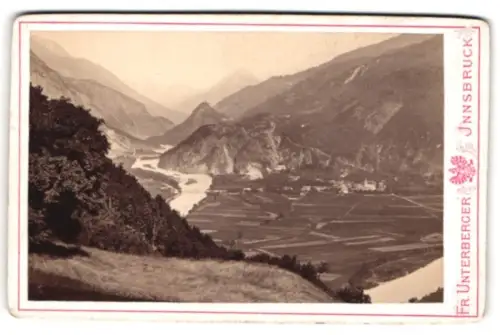Fotografie Fr. Unterberger, Innsbruck, Ansicht Kronburg /Oberinnthal, Beeindruckende Berglandschaft mit Flusspartie
