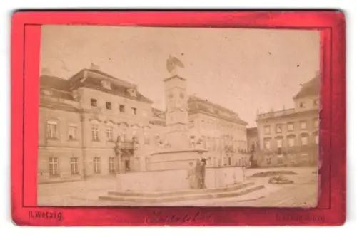Fotografie R. Wetzig, Ludwigsburg, Ansicht Ludwigsburg, Zwei Kinder am Brunnen in der Schlossstrasse
