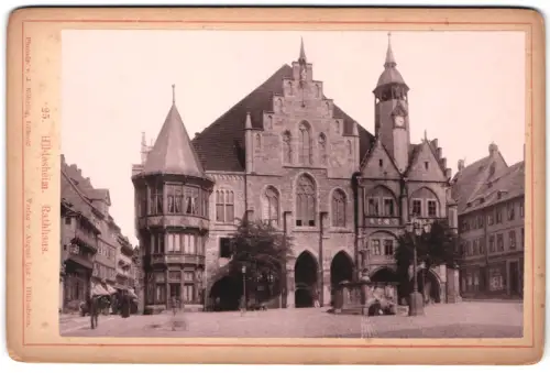 Fotografie J. Nöhring, Lübeck, Ansicht Hildesheim, Rathaus mit Brunnen