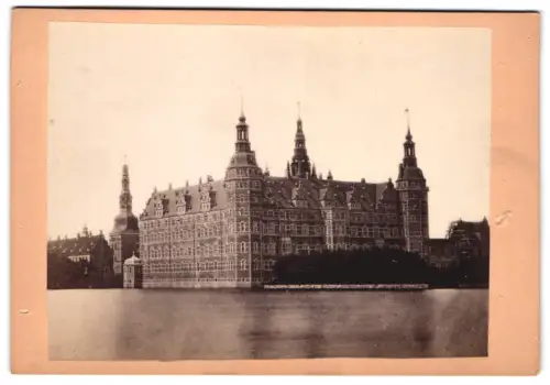 Fotografie unbekannter Fotograf, Ansicht Hillerød, Schloss Frederiksborg