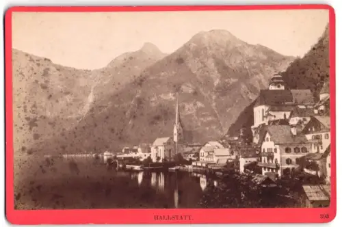 Fotografie Würthle & Spinnhirn, Salzburg, Schwarzstrasse 7, Ansicht Hallstatt, Ortsansicht mit Kirche und Bergen