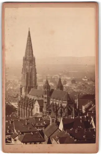 Fotografie unbekannter Fotograf, Ansicht Freiburg i. B., Blick zur Kirche