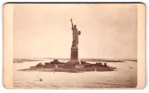 Fotografie F. Gutekunst, Philadelphia, 712 Arch Street, Ansicht New York City, Blick zur Freiheitsstatue