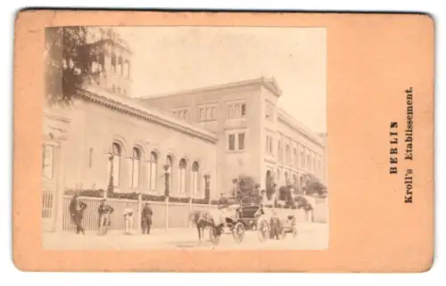 Fotografie unbekannter Fotograf, Ansicht Berlin, Kroll`s Gasthaus mit Strassenszene